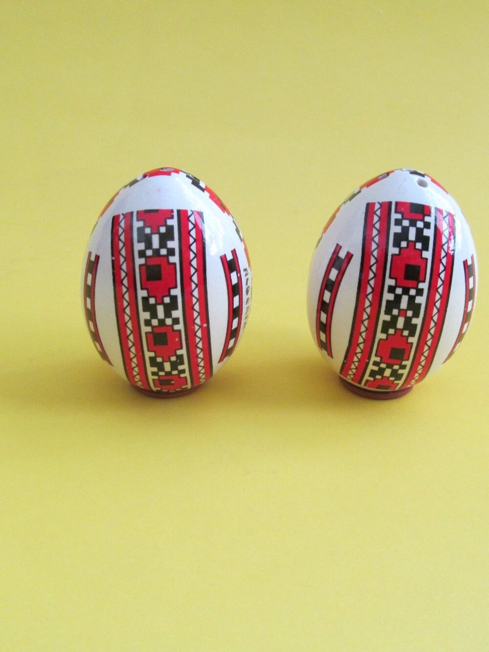 Ukrainian Egg shaped Salt and Pepper shakers Vegreville Alberta souvenier